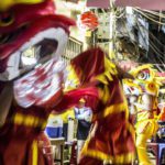 La danse du lion par les jeunes dans les rues de Hanoi, Vietnam