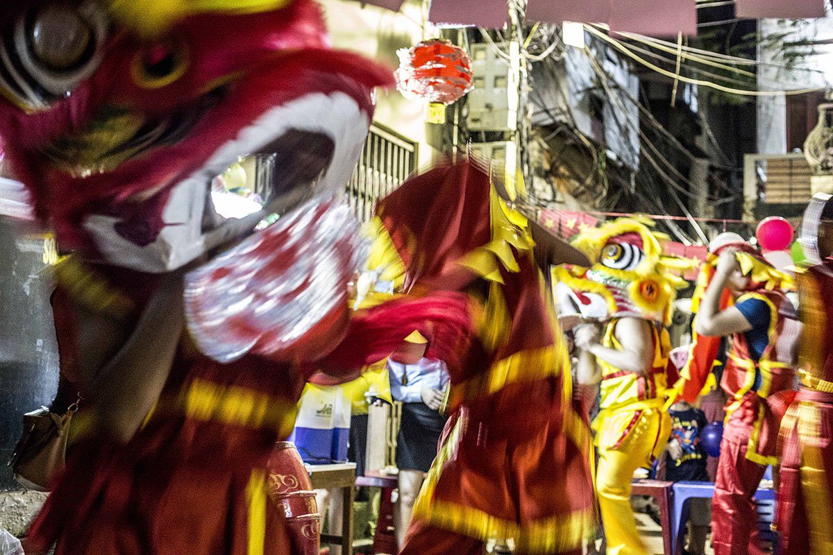 La danse du lion par les jeunes dans les rues de Hanoi, Vietnam