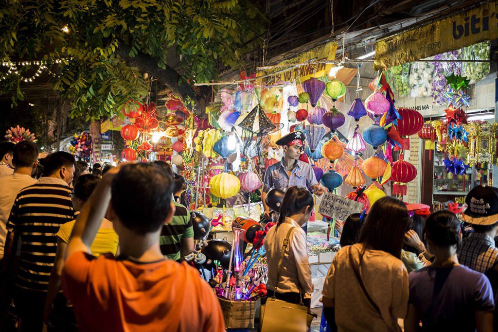 La rue Hang Ma en pleine effervescence pendant la fête de la mi automne, Hanoi, Vietnam