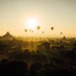 Les montgolfières de Bagan et les temples en arrière plan, Birmanie