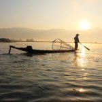 Pêcheur au couché de soleil sur le lac Inle, Birmanie