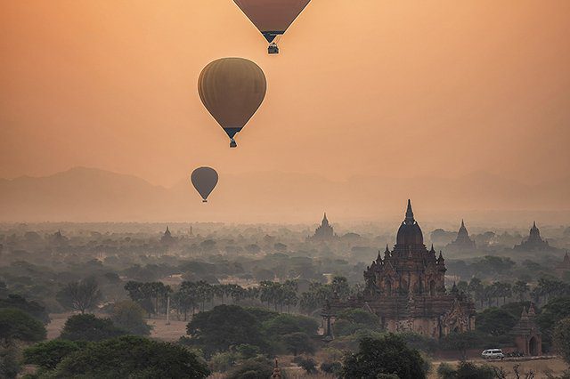 Les montgolfières de Bagan et les temples en arrière plan, Birmanie