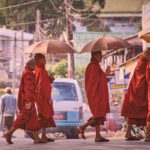 Moines traversant dans les rues de Yangon, Birmanie