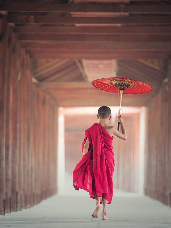 Jeune moine marchant dans un temple, Birmanie