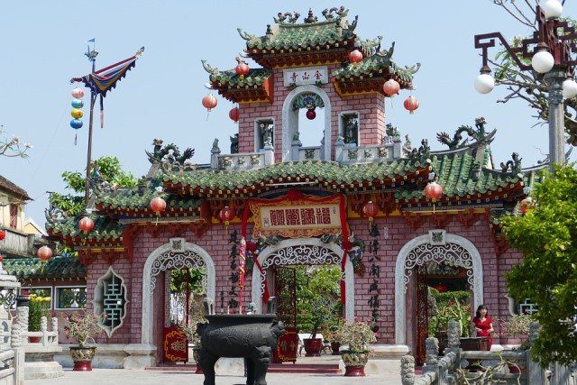Entrée d'une pagode de style chinois à Hoi An, Vietnam