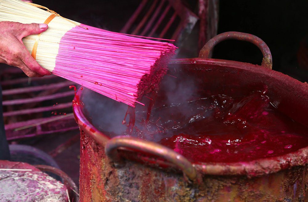 Peindre les batonnets d'encens, Vietnam