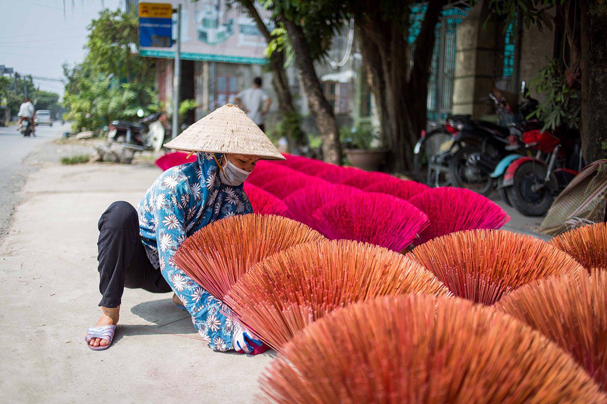 Le séchage de l'encens dans le village de Quang Phu Cau, Vietnam