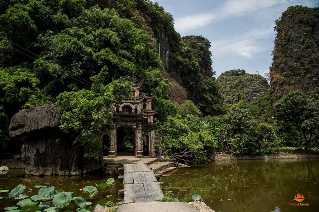 L'entrée de la pagode de jade à Tam Coc, Ninh Binh, Vietnam