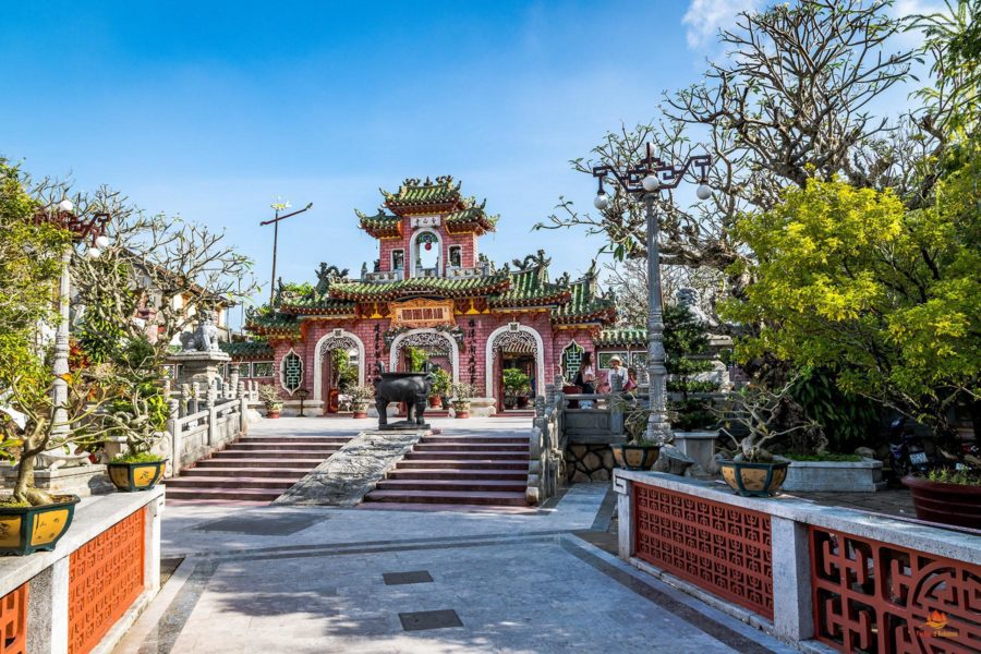 Entrée d'une pagode de style chinois à Hoi An, Vietnam