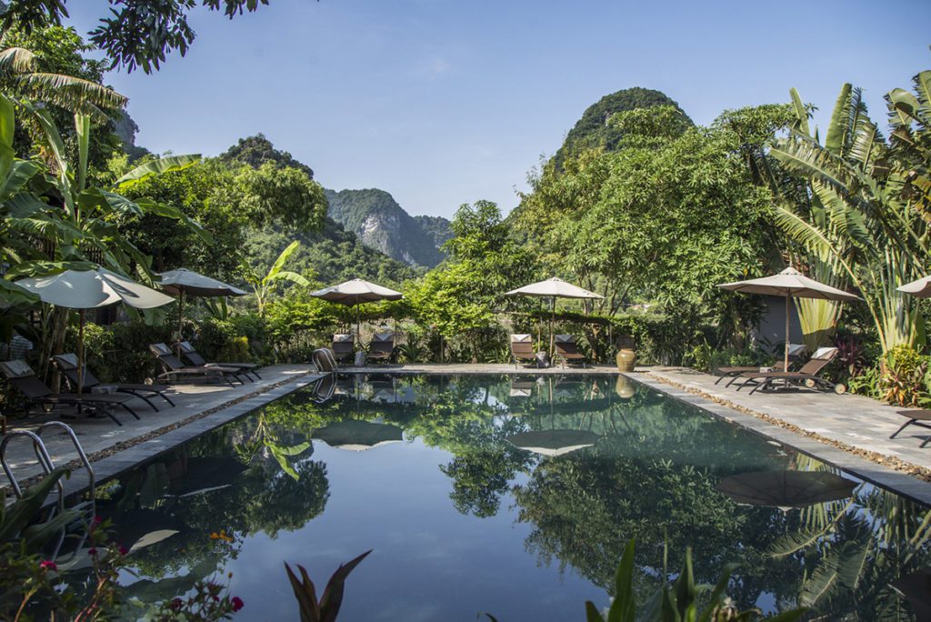 La piscine de l'hôtel Tam Coc Garden au pied des pitons rocheux, Ninh Binh, Vietnam