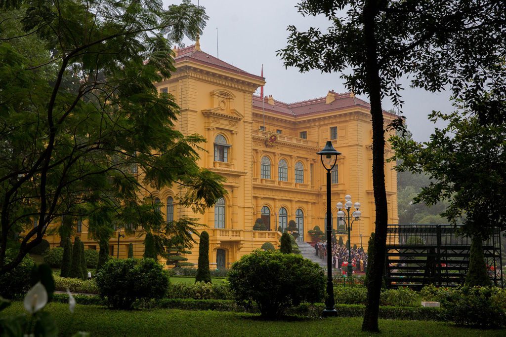 Vue du Palais Présidentiel depuis ses Jardins, Hanoi, Vietnam