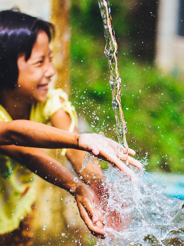 Enfants jouant avec une fontaine à eau, Vietnam