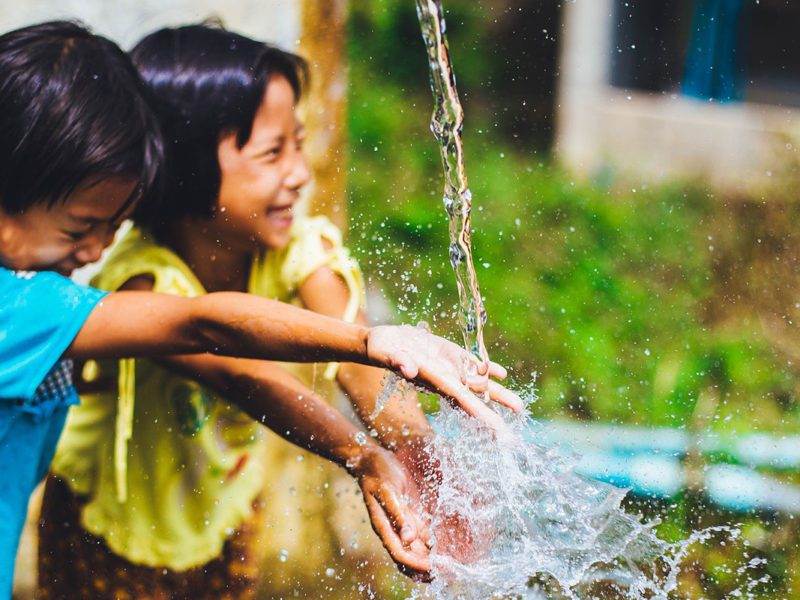 Enfants jouant avec une fontaine à eau, Vietnam