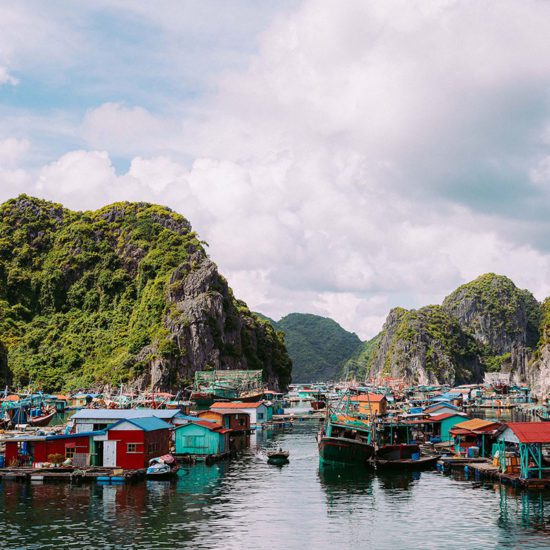 Village de Pêcheur de Hang Vieng dans la baie de Lan Ha, Vietnam