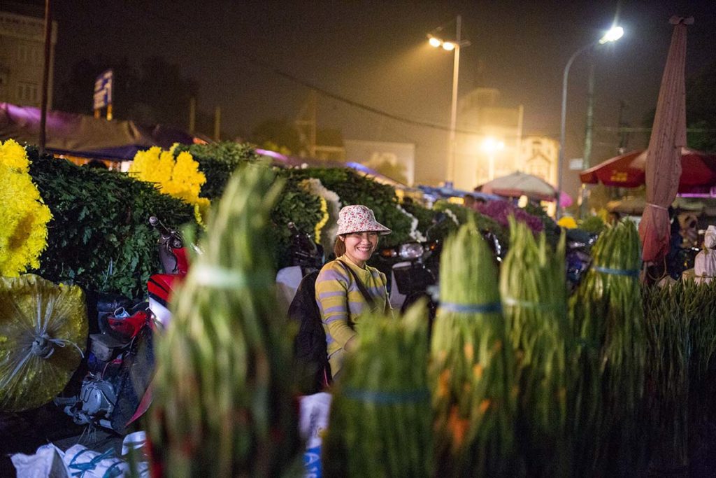 Vendeuse au marché des fleurs de Hanoi, Vietnam