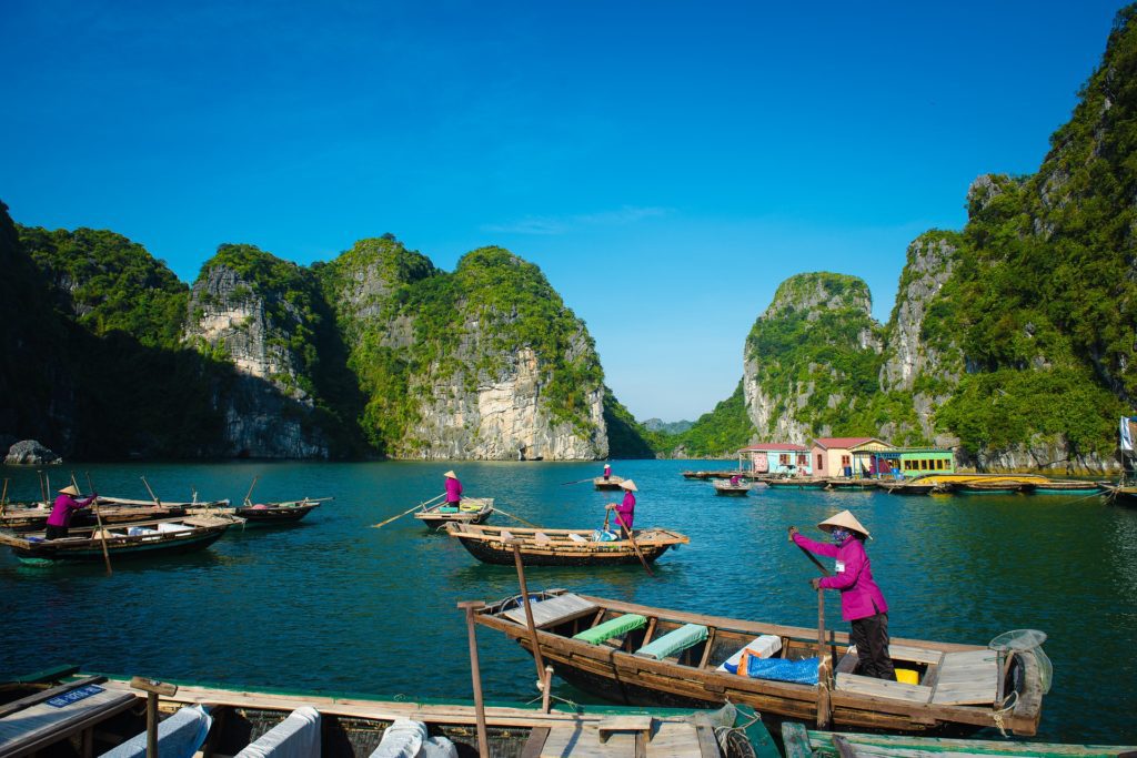 Rameuses dans la baie d'Halong, Vietnam