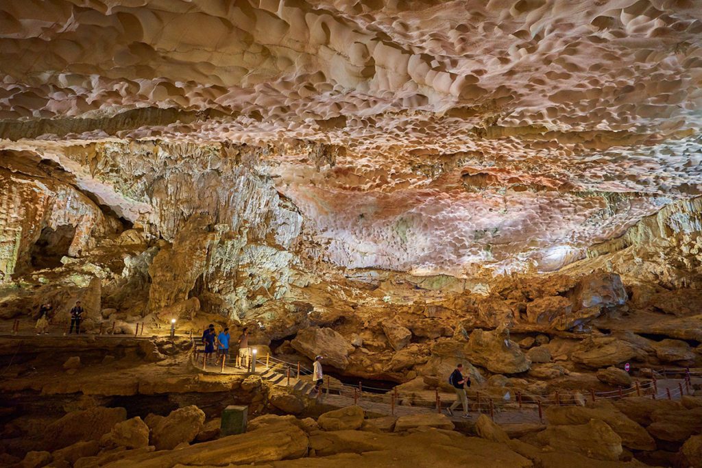 Grotte des surprises dans la Baie d'Halong, Vietnam