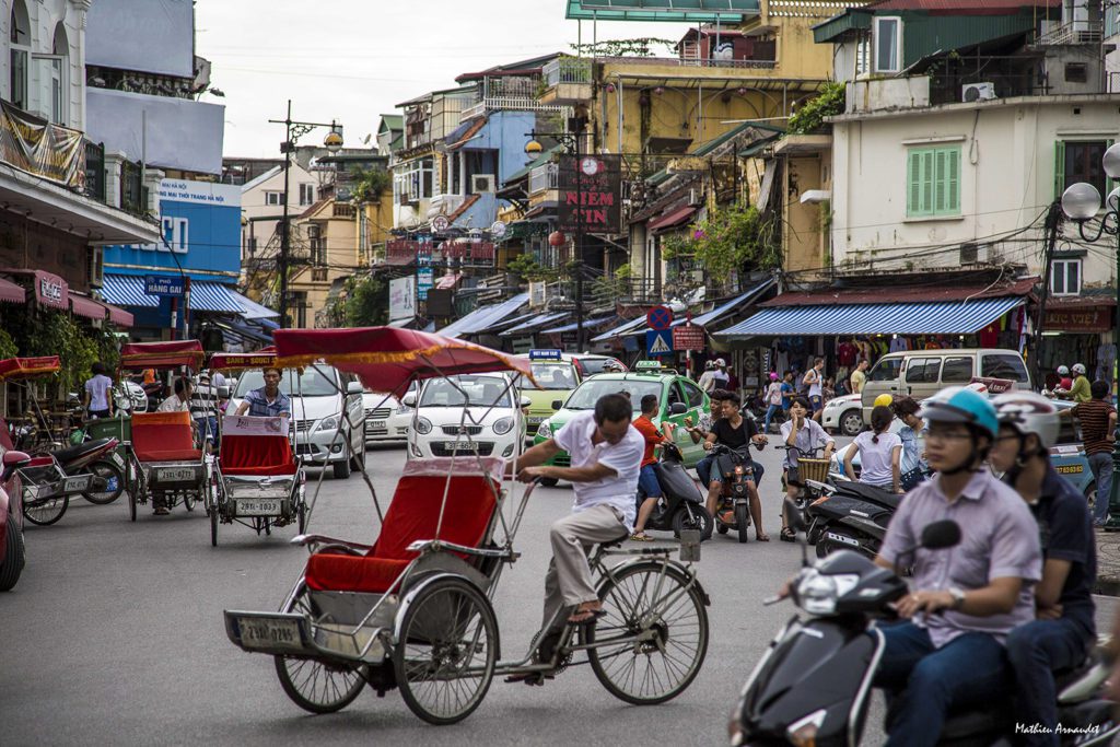 Circulation dense dans le centre de Hanoi, Vietnam