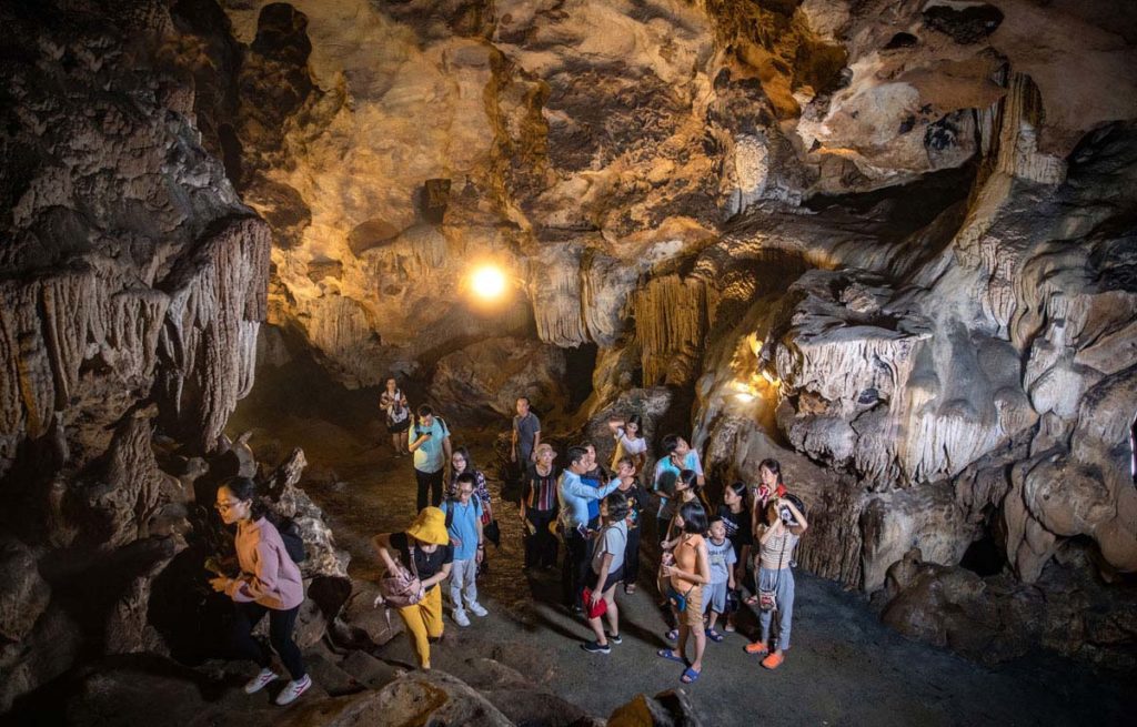 Un groupe de touristes dans la grotte Dong Hoa Cuong