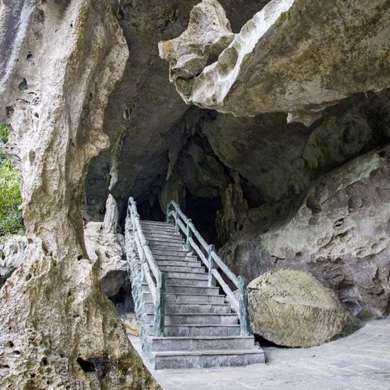 Entrée de la grotte Trung Trang à flanc de montagne