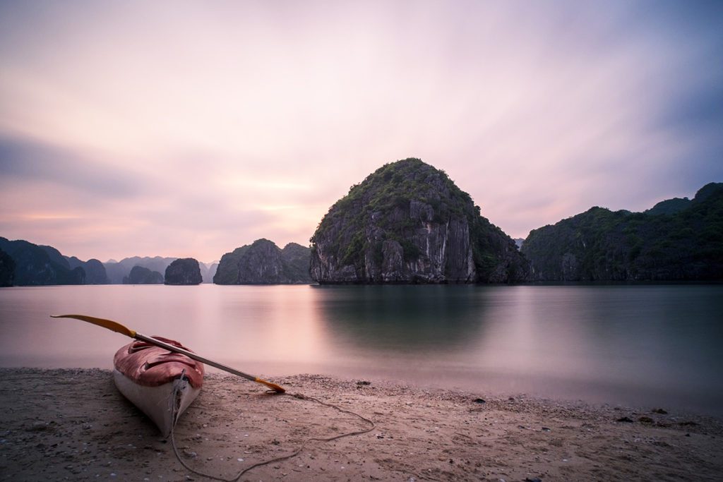Plage au couché de soleil sur l'ile de Cat Ba, Vietnam