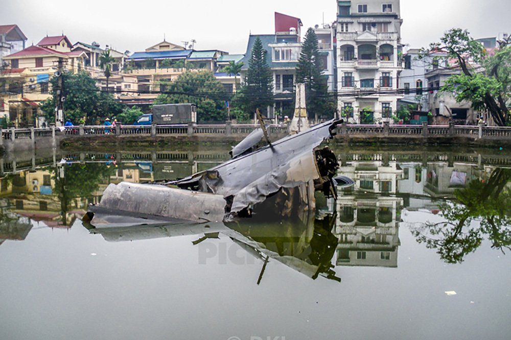 Débris d'un B52 dans un lac de Hanoi
