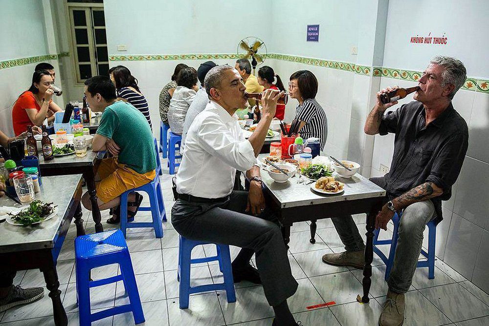 Obama mangeant un Bun Cha à Hanoi