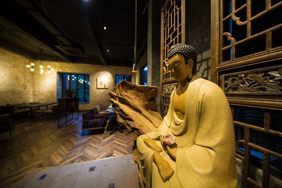 La statue du bouddha dans le restaurant Uu Dam Chay à Hanoi