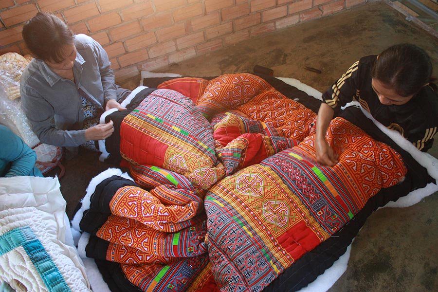 Femmes en train de coudre un dessus de lit, Mekong Quilts