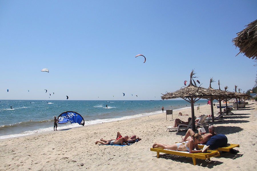 Kitesurf sur une plage de Mui Ne, Vietnam