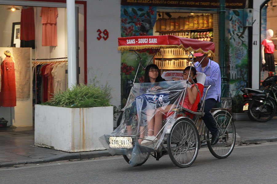 Deux jeunes vietnamiennes revenant des courses en cyclo
