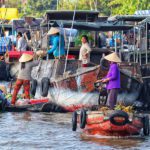 Apercu d'un marché flottant dans le delta du Mékong, Vietnam