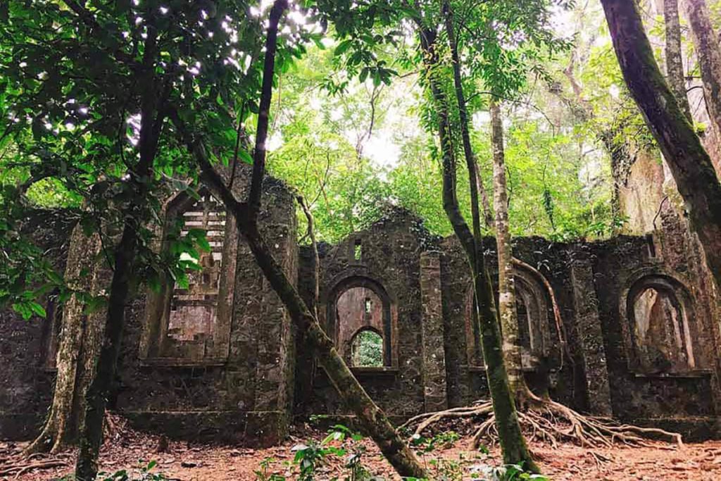 Ruines de l'église à Ba Vi, Vietnam