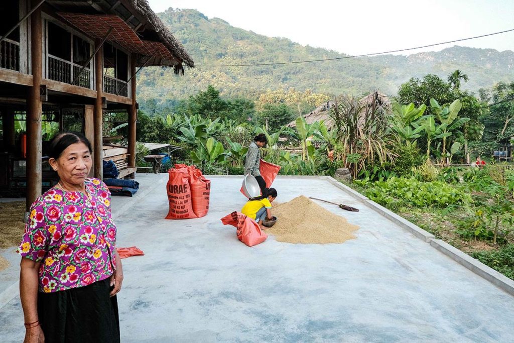 Une famille préparant les sacs de riz