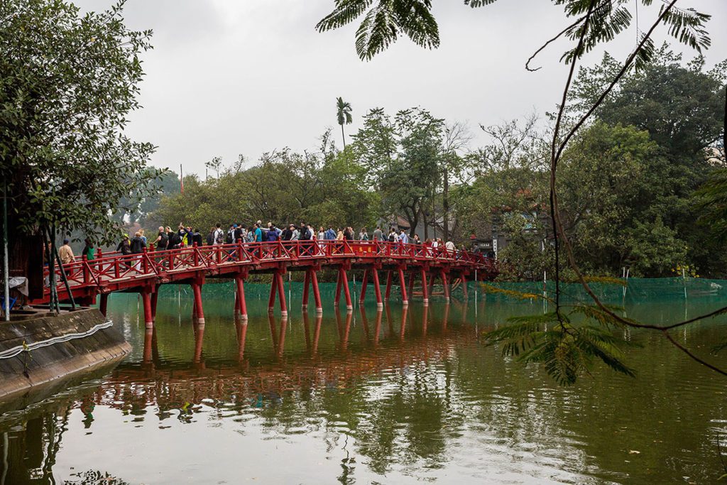 Le pont rouge The Huc sur le lac Hoan Kiem, Hanoi