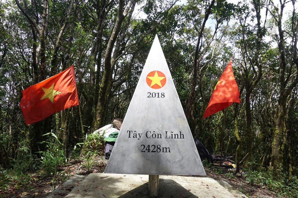 Panneau indicatif du sommet de Tay Con Linh