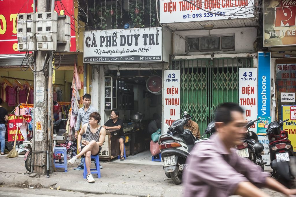 L'entrée du petit café Café Duy Tri à Hanoi