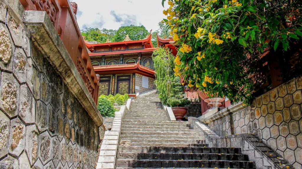 Les marches menant à la pagode Hang