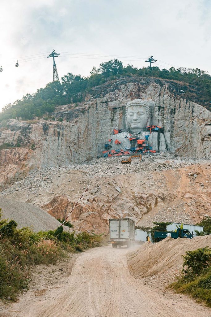 Construction gigantesque statue de Bouddha, Nui Sam