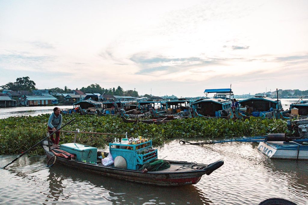 Départ en barque du marché de Chau Doc