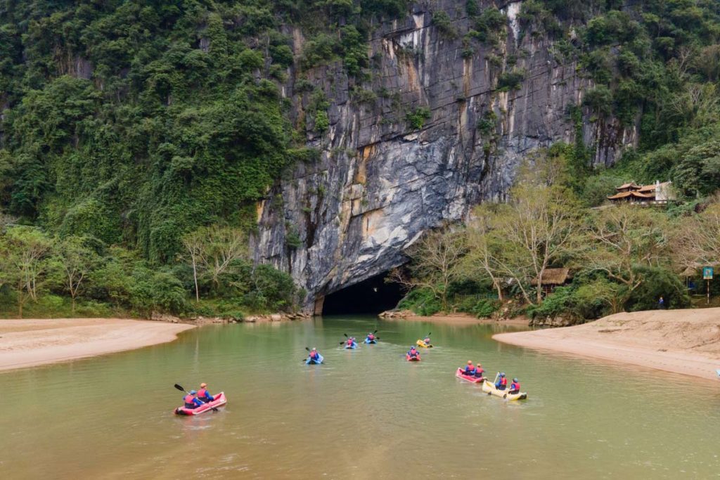 Faire du kayak dans le parc de Phong Nha Ke Bang