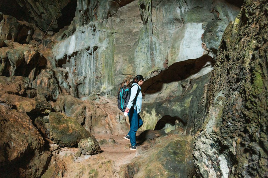 À l'intérieur de la grotte Kho Muong
