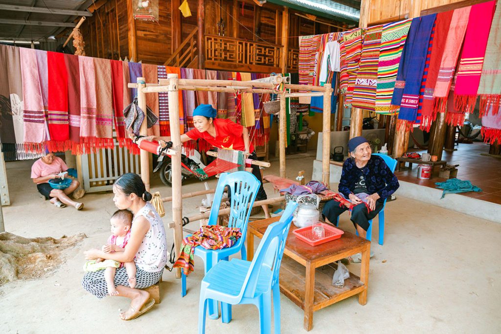 Trois générations de tisseuses au village de Lan
