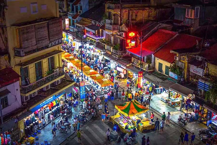 Vue aérienne du marché de nuit de Hanoi