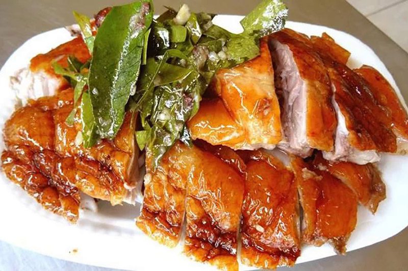 Le vit quay bay vi, ou canard rôti aux sept saveurs, plat typique de Cao Bang