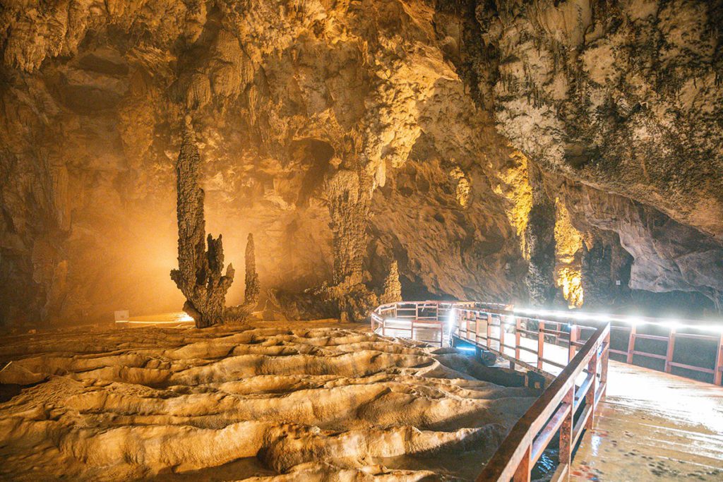 Intérieur de la grotte des tigres à Cao Bang, Vietnam