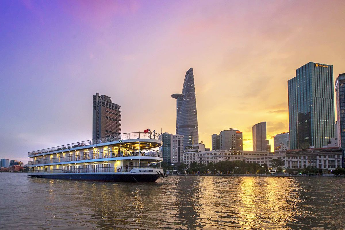 Bateau de croisière sur la rivière Saigon à Ho Chi Minh Ville