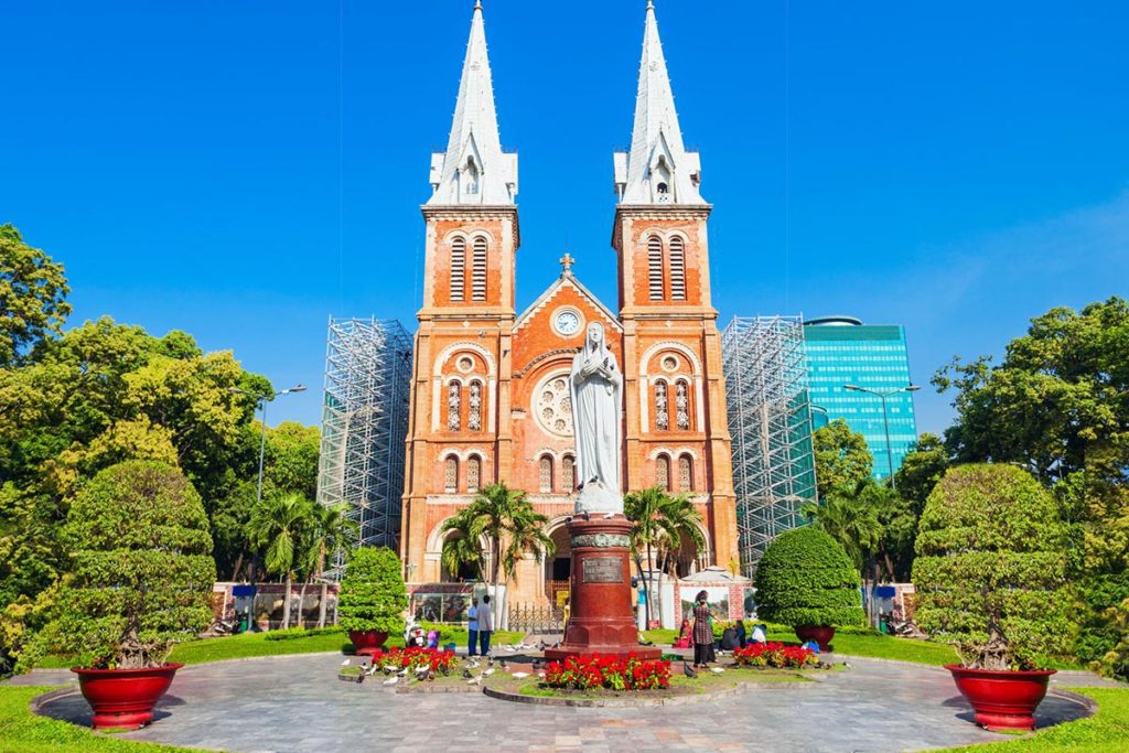 Vue extérieure de la Cathédrale Notre-Dame de Saïgon à Ho Chi Minh Ville