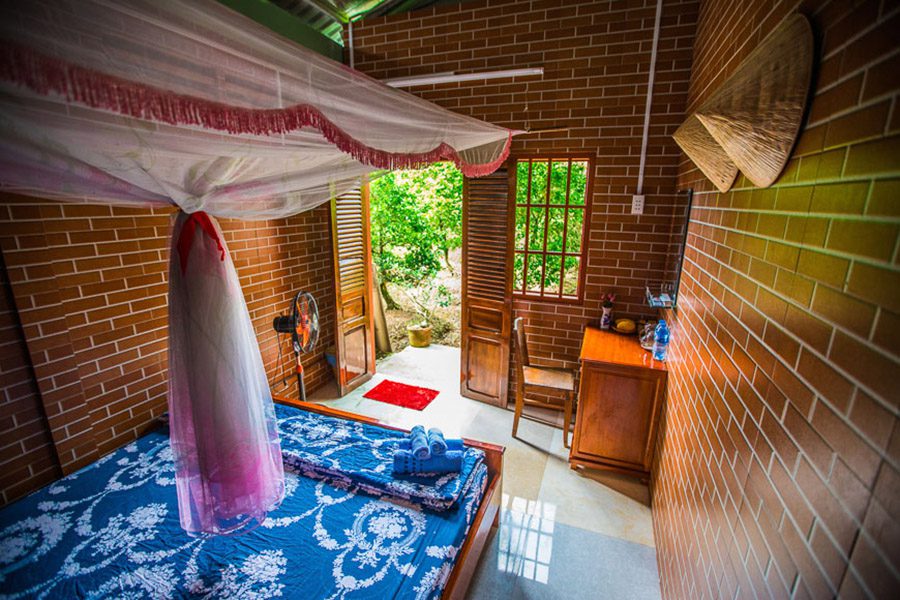 Moustiquaire dans un petit hôtel simple du Vietnam