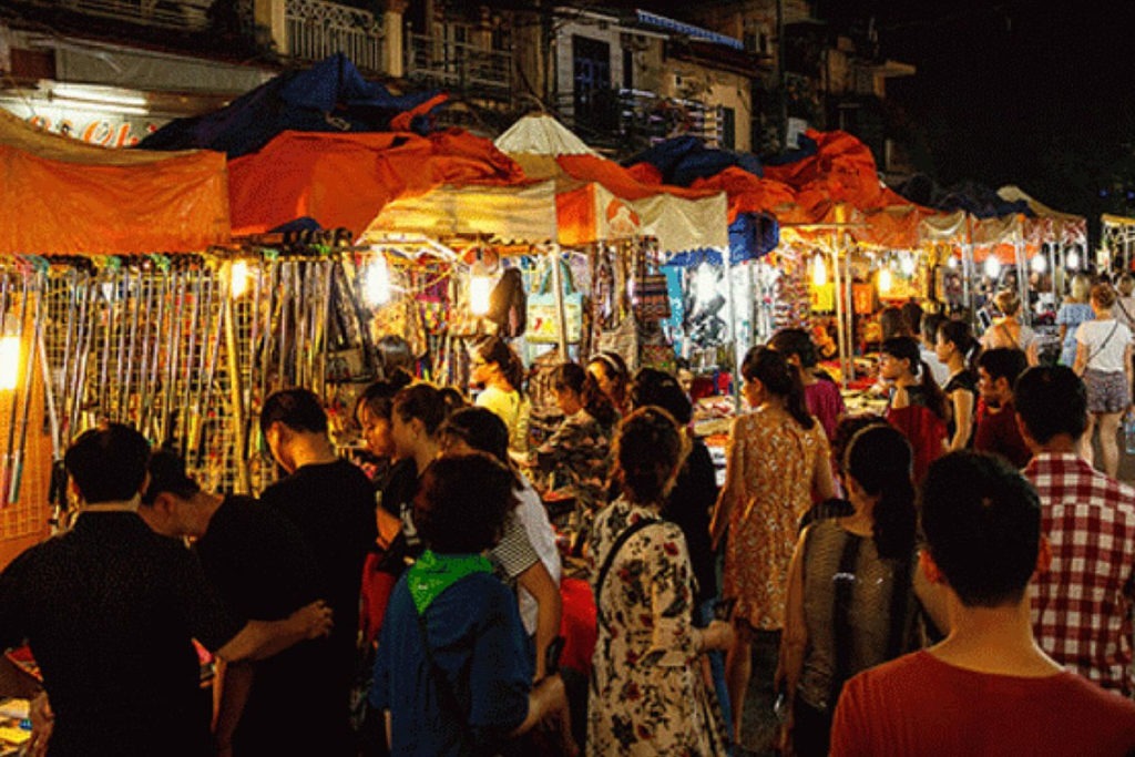 Les étals des marchands sur le marché de nuit de Hanoi